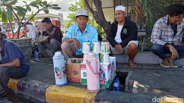 Senyum merekah penjual mie instan cup dan kopi di Pelabuhan Ketapang dulang berkah dari kemacetan panjang