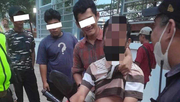 Seorang pria diamankan sejumlah warga di kawasan Jonggol, Kabupaten Bogor, karena diduga memamerkan alat kelamin ke anak-anak. (dok Ist)