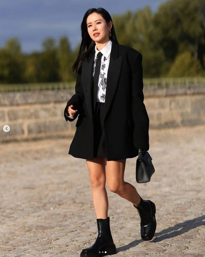 Son Ye Jin menghadiri acara Valentino Haute Couture Fall/Winter 2023-24 Show di Paris