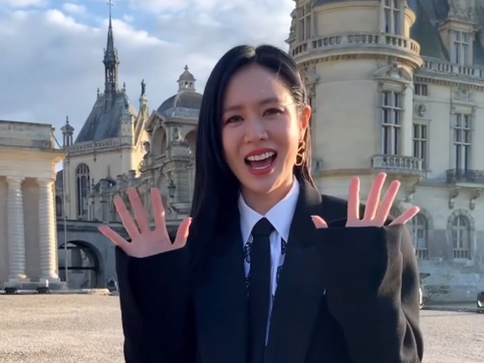 Son Ye Jin menghadiri acara Valentino Haute Couture Fall/Winter 2023-24 Show di Paris