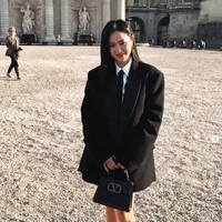 Saat menghadiri acara peragaan busana Valentino, Son Ye Jin memakai busana monokrom yang minimalis. Foto: dok. Instagram @sonyejin.br