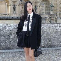 Pada Kamis (06/07/2023), Son Ye Jin menjadi salah satu tamu spesial yang hadir di Haute Couture Fall/Winter 2023-24 Show sebagai brand ambassador Valentino. Foto: dok. Instagram @sonyejin.br