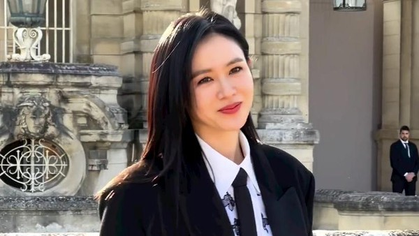 8 Gaya Mewah Son Ye Jin Pasca Lahiran, Hadiri Valentino Show di Paris