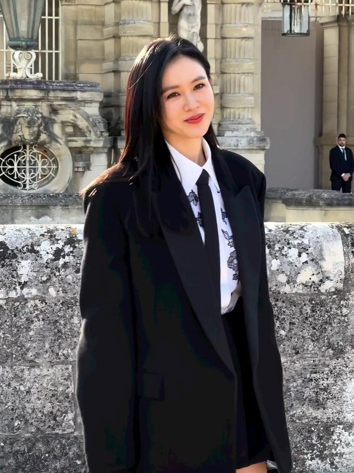Son Ye Jin menghadiri acara Valentino Haute Couture Fall/Winter 2023-24 Show di Paris