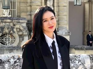 8 Gaya Mewah Son Ye Jin Pasca Lahiran, Hadiri Valentino Show di Paris