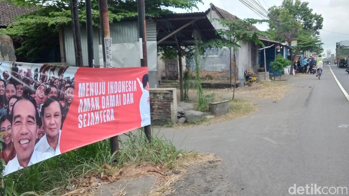 Spanduk bergambar Jokowi dan Prabowo di Klaten, Kamis (6/7/2023).