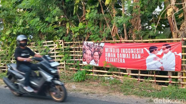 Spanduk bergambar Jokowi dan Prabowo di Klaten, Kamis (6/7/2023).