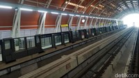 Untuk gate LRT Jabodebek terdapat di lantai dua stasiun. Sementara peron keberatangkatan ada di lantai tiga yang bisa diakses menggunakan eskalator atau tangga.  