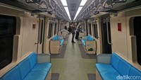 Kondisi di dalam LRT Jabodebek terbilang nyaman. Suhu di dalamnya diatur sekitar 18-20 derajat celcius.   