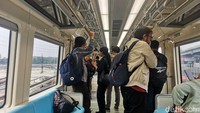 Ada juga pegangan untuk penumpang yang berdiri.   