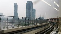 Sepanjang perjalanan penumpang akan disuguhi pemandangan gedung perkantoran di daerah Kuningan, Jakarta Selatan.  