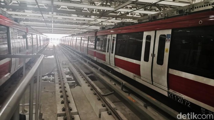 LRT Jabodebek dijadwalkan beroperasi pada 18 Agustus 2023. Sebelum beroperasi, detikcom berkesempatan menjajal naik LRT Jabodebek hari ini.