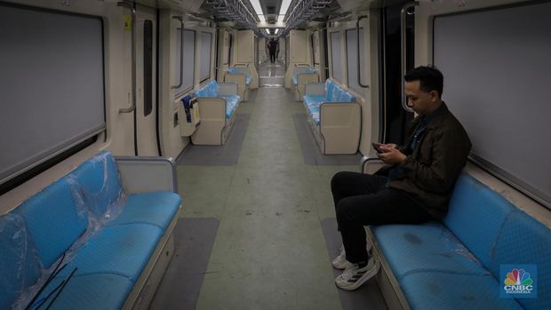 Suasana LRT (Jabodebek) Dukuh Atas, Jakarta, Kamis (6/7/2023). (CNBC Indonesia/Faisal Rahman)