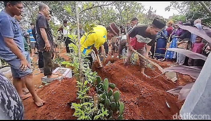 Suasana pemakaman korban lift anjlok di Sekolah Az-Zahra, Bandar Lampung. (Tommy Saputra/detikSumbagsel)
