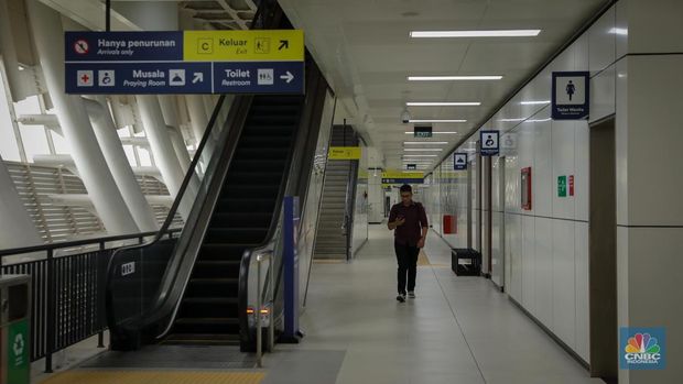 Suasana Stasiun LRT (Jabodebek) Dukuh Atas, Jakarta, Kamis (6/7/2023). (CNBC Indonesia/Faisal Rahman)