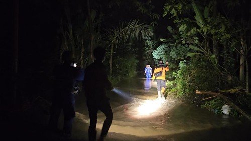 Warga dievakuasi akibat Sungai Unda meluap, Kamis (6/7/2023).