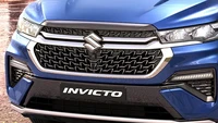 Dari depan, grille Suzuki Invicto berbeda dengan Innova Zenix. Dua bilah krom horizontal tebal menyambungkan dua lampu utama.  Foto: Dok. Nexa Experience