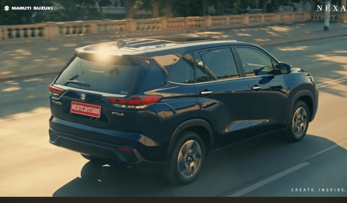Suzuki Invicto Kembaran Innova Zenix