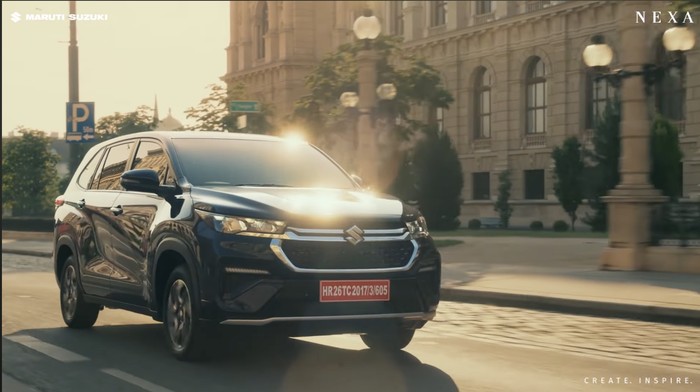 Suzuki Invicto Kembaran Innova Zenix