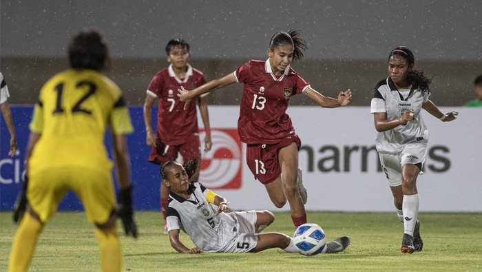 Timnas U-19 Wanita Indonesia bermain gemilang saat menghadapi Timnas Timor Leste pada Piala AFF U-19 Wanita 2023, di Stadion Gelora Sriwijaya Jakabaring (GSJ) Palembang, Sumatera Selatan, Rabu (05/07/2023). Indonesia menang dengan skor 7-0.