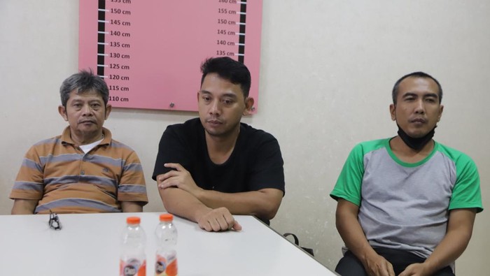 Tiga tersangka oknum PT Antam penipuan emas diserahkan ke Kejari Surabaya
