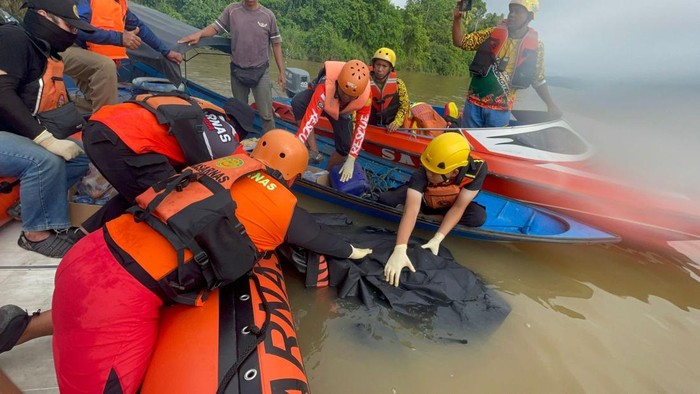 Tim SAR mengevakuasi korban perahu tenggelam di Kukar, Kaltim.