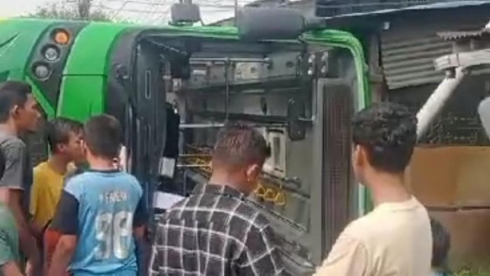 Trans Metro Deli yang terbalik di Jalan Yos Sudarso, Medan. (Foto: Istimewa)