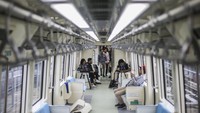 LRT Jabodebek dijadwalkan beroperasi pada 18 Agustus 2023 mendatang. Dalam uji coba pada, Kamis (6/7) tim detikcom berkesempatan menjajal moda transportasi massal tersebut. Kondisi di dalam LRT Jabodebek terbilang nyaman. Suhu di dalamnya diatur sekitar 18-20 derajat celcius. Getaran di dalam kereta terasa namun tidak terlalu berguncang. Tingkat kebisingan juga tidak terlalu mengganggu. ANTARA FOTO/Rivan Awal Lingga