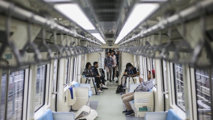 Rangkaian gerbong Lintas Rel Terpadu (LRT) memasuki Stasiun Dukuh Atas, Jakarta, Kamis (6/7/2023). Moda transportasi tanpa masinis ini dijadwalkan beroperasi pada 18 Agustus 2023 mendatang, berbarengan dengan operasional Kereta Cepat Jakarta Bandung (KCJB). ANTARA FOTO/Rivan Awal Lingga/tom.