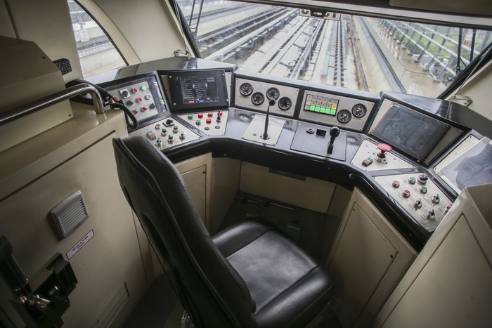Rangkaian gerbong Lintas Rel Terpadu (LRT) memasuki Stasiun Dukuh Atas, Jakarta, Kamis (6/7/2023). Moda transportasi tanpa masinis ini dijadwalkan beroperasi pada 18 Agustus 2023 mendatang, berbarengan dengan operasional Kereta Cepat Jakarta Bandung (KCJB). ANTARA FOTO/Rivan Awal Lingga/tom.
