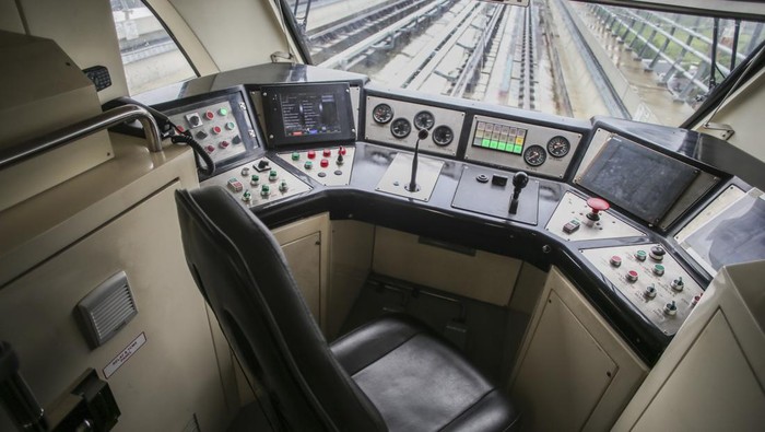 Rangkaian gerbong Lintas Rel Terpadu (LRT) memasuki Stasiun Dukuh Atas, Jakarta, Kamis (6/7/2023). Moda transportasi tanpa masinis ini dijadwalkan beroperasi pada 18 Agustus 2023 mendatang, berbarengan dengan operasional Kereta Cepat Jakarta Bandung (KCJB). ANTARA FOTO/Rivan Awal Lingga/tom.