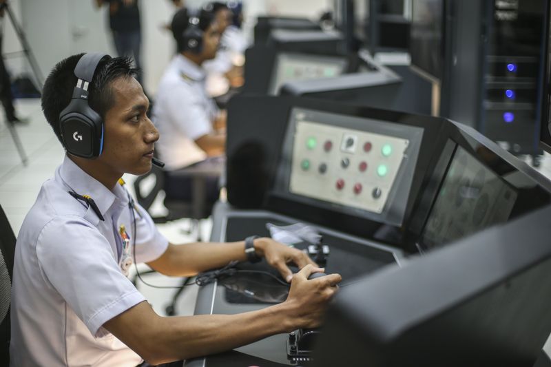 Rangkaian gerbong Lintas Rel Terpadu (LRT) memasuki Stasiun Dukuh Atas, Jakarta, Kamis (6/7/2023). Moda transportasi tanpa masinis ini dijadwalkan beroperasi pada 18 Agustus 2023 mendatang, berbarengan dengan operasional Kereta Cepat Jakarta Bandung (KCJB). ANTARA FOTO/Rivan Awal Lingga/tom.