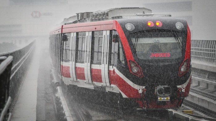 Rangkaian gerbong Lintas Rel Terpadu (LRT) memasuki Stasiun Dukuh Atas, Jakarta, Kamis (6/7/2023). Moda transportasi tanpa masinis ini dijadwalkan beroperasi pada 18 Agustus 2023 mendatang, berbarengan dengan operasional Kereta Cepat Jakarta Bandung (KCJB). ANTARA FOTO/Rivan Awal Lingga/tom.