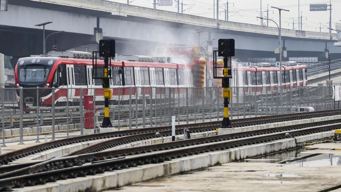 Rangkaian gerbong Lintas Rel Terpadu (LRT) memasuki Stasiun Dukuh Atas, Jakarta, Kamis (6/7/2023). Moda transportasi tanpa masinis ini dijadwalkan beroperasi pada 18 Agustus 2023 mendatang, berbarengan dengan operasional Kereta Cepat Jakarta Bandung (KCJB). ANTARA FOTO/Rivan Awal Lingga/tom.