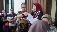 Venna Melinda mengembalikan barang-barang milik Ferry Irawan ke keluarganya di Pengadilan Agama Jakarta Selatan, Kamis (6/7/2023) dan disaksikan oleh publik. Foto: Febri/detikHOT