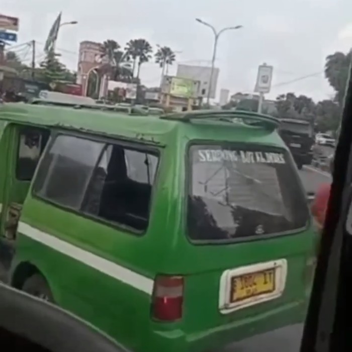 Video bus TransJakarta dihadang angkot di kawasan Alam Sutera, Tangsel. Akibatnya, bus TransJ tak dapat melanjutkan perjalanan. (Tangkapan layar video viral)