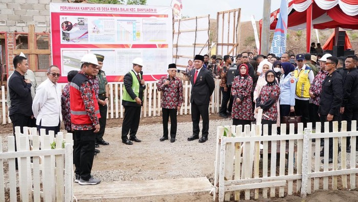 Wakil presiden (Wapres) Maruf Amin meninjau program bedah rumah bagi keluarga beresiko stunting di kampung KB Desa Rimba Balai, Banyuasin, Sumatera Selatan. (Dok. Setwapres)