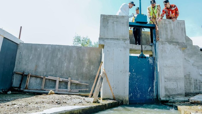 Wali Kota Medan Bobby Nasution Bobby Nasution saat meninjau rumah pompa di zona A Medan Belawan