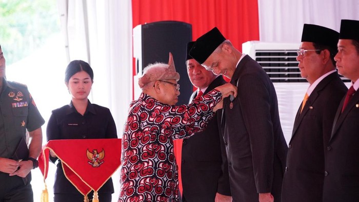 Wapres Maruf Amin serahkan penghargaan satyalancana wira karya ke Gubernur Jateng Ganjar Pranowo (dok. Setwapres)