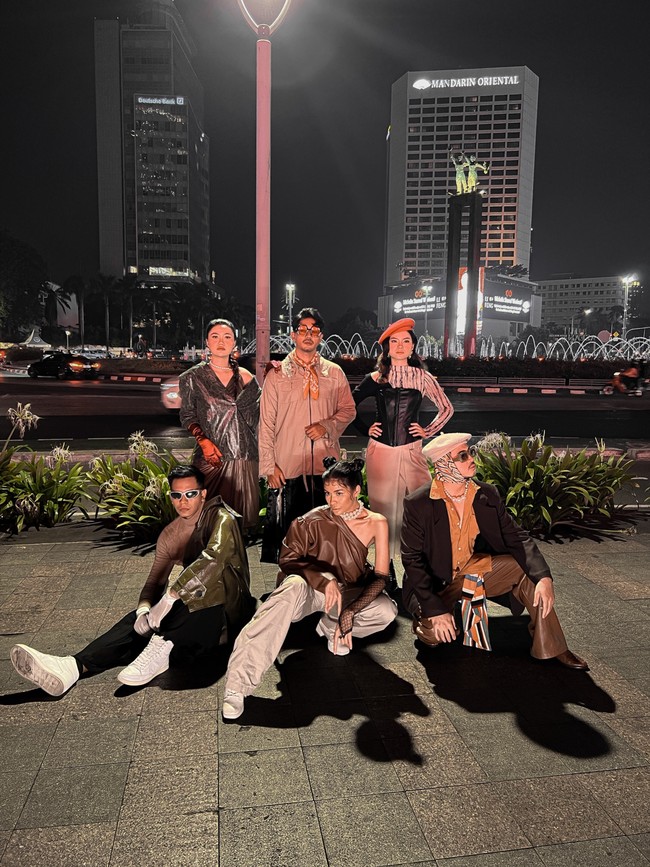 Buat kamu yang masih bingung dengan street fashion, bisa juga sontek gaya edgy para model Flash Runaway Classy Street Fashion yang tampil di Bundaran HI pada Rabu (5/7) malam. Event fashion ini merupakan salah satu rangkaian acara Yamaha Fashion on The Edge. Runaway ini menampilkan enam model dengan tampilan busana bergaya classy, elegant, preppy dan edgy. Flash Runway mengawali rangkaian acara Yamaha Fashion on The Edge yang akan berlanjut dengan hadirnya main event Pop Up Runway pada 15 Juli 2023. Foto: Istimewa