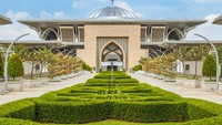 Masjid Tuanku Mizan Zainal Abidin berlokasi di Malaysia. Masjid ini terbilang bangunan baru karena diresmikan pada 19 Agustus 2009. Masjid ini memiliki luas area 73.795 m² dan mampu menampung hingga 34 ribu jemaah.   Foto: Getty Images