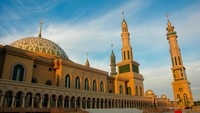 Masjid Islamic Center Samarinda, Kalimantan Timur memiliki luas bangunan mencapai 43.500 m². Dengan masjid yang megah ini mampu menampung hingga 40.000 jemaah. Arsitektur bangunan masjid ini sangat indah dengan dilengkapi kubah besar. Selain kubah utama, masjid ini juga dilengkapi dengan 7 menara berketinggian 6 meter. Foto: Getty Images