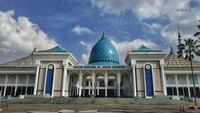 Masjid Nasional Al-Akbar yang berlokasi di Surabaya, Jawa Timur ini juga menjadi salah satu masjid terbesar di Asia Tenggara. Masjid ini memiliki luas keseluruhan 22.300 m². Di Indonesia, masjid ini menjadi masjid terbesar setelah Istiqlal. Foto: Getty Images