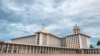 Masjid Istiqlal di Jakarta menjadi masjid terbesar di Asia Tenggara. Masjid ini menempati lahan seluas kurang lebih 95.000 m². Ide pembangunan masjid ini diusung oleh KH. Wahid Hasyim, Menteri Agama RI pertama dan beberapa ulama. Pada tanggal 7 Desember 1954 didirikanlah yayasan Masjid Istiqlal yang diketuai oleh H. Tjokroaminoto untuk mewujudkan ide pembangunan masjid nasional tersebut. Saat ini Masjid Istiqlal berdiri kokoh dengan 12 tiang utama yang menjadi penyangga. Kubah dengan diameter 45 meter ini menjadi ikon Masjid Istiqlal. Foto: Getty Images