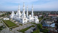 Masjid Sheikh Zayed Solo disebut-sebut sebagai salah satu masjid terbesar di Asia Tenggara. Bangunan dua lantai ini mampu menampung hingga 10.000 jemaah. Masjid yang baru saja diresmikan pada 14 November 2022 ini merupakan hibah dari putra mahkota Uni Emirat Arab, Sheikh Mohamed bin Zayed Al Nahyan untuk Presiden Joko Widodo. Foto: Getty Images