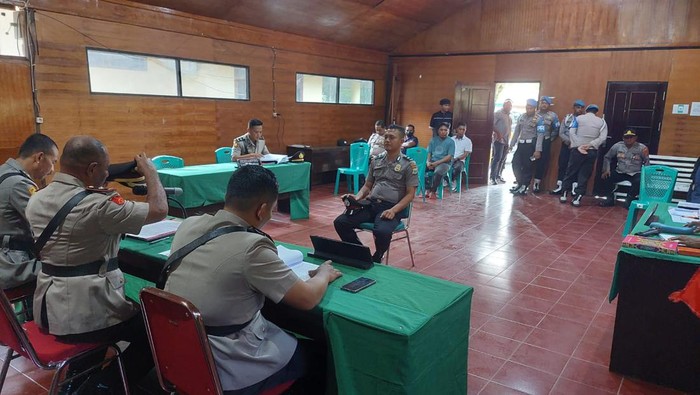 Aipda AW saat menjalani sidang etik di Polres Raja Ampat.