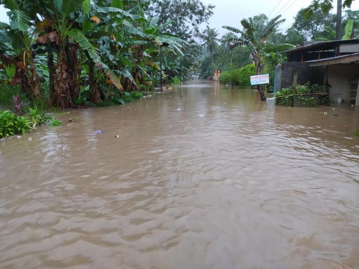 Air Sungai Meluap Genangi Sitiarjo Malang Diterjang Banjir