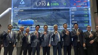 Komisaris dan Direksi PT Amman Mineral Internasional Tbk (AMMN) dalam pencatatan perdana saham di Gedung Bursa Efek Indonesia, Jakarta. Dalam proses IPO ini, perusahaan mengincar dana sebesar Rp 10,73 triliun dari pelepasan sebanyak 8,80 persen saham ke publik, dari modal ditempatkan dan disetor penuh setelah IPO sebanyak 6.328.208.800 saham biasa dengan harga penawaran sebesar Rp 1.695 setiap saham.