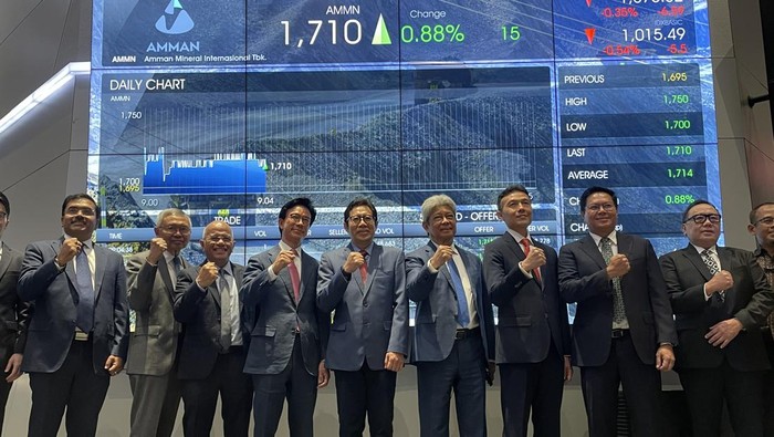 PT Amman Mineral Internasional Tbk (AMMN) resmi mencatatkan sahamnya, di Bursa Efek Indonesia (BEI), Jumat (7/7/2023).