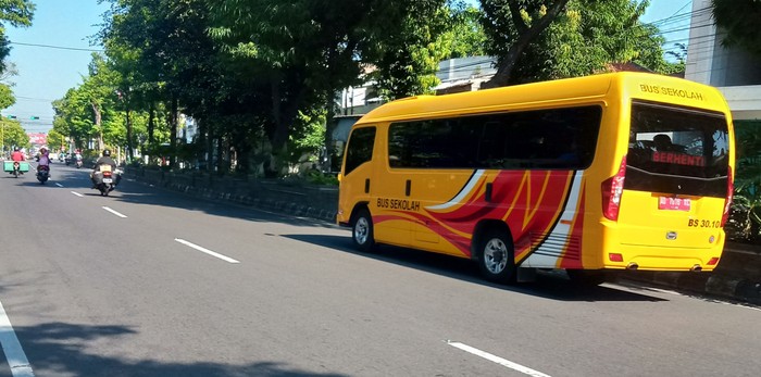 Angkutan pelajar gratis melintas di jalan Pemuda Klaten, Kamis lalu.